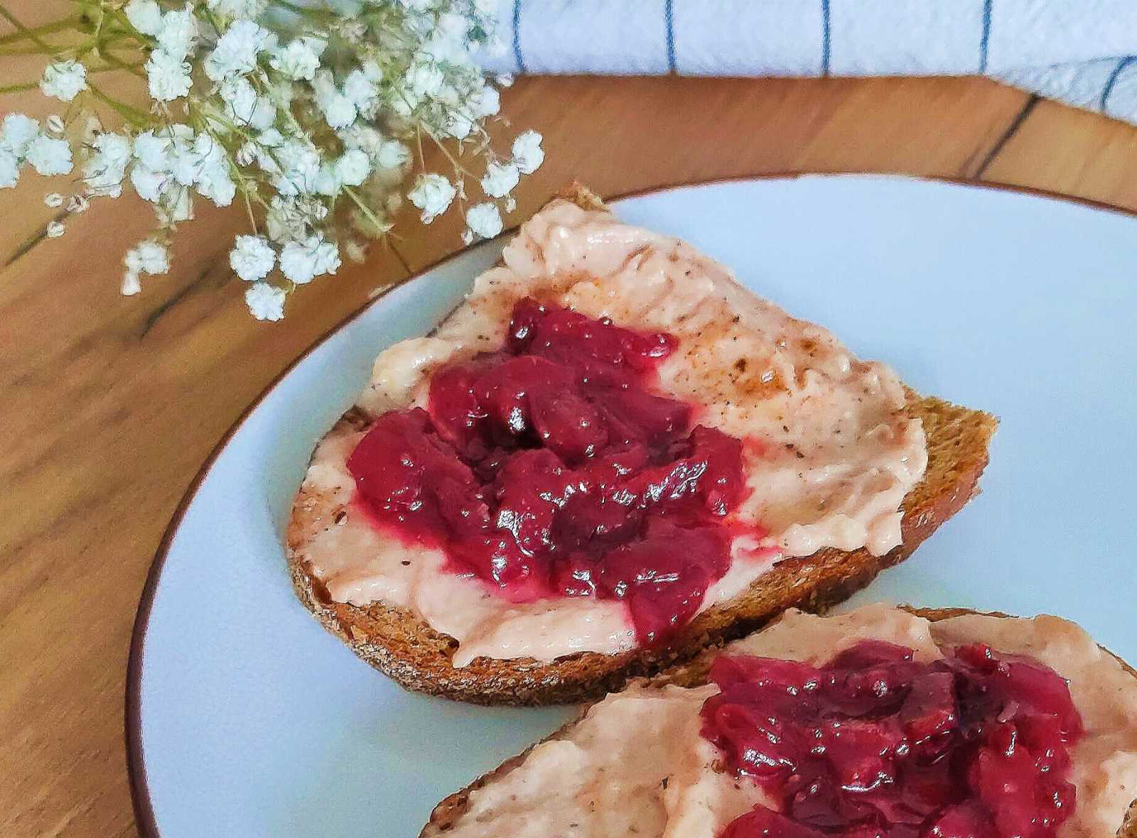 Бутерброди з  хлібом Сезам, печінковим паштетом та вишневим джемом