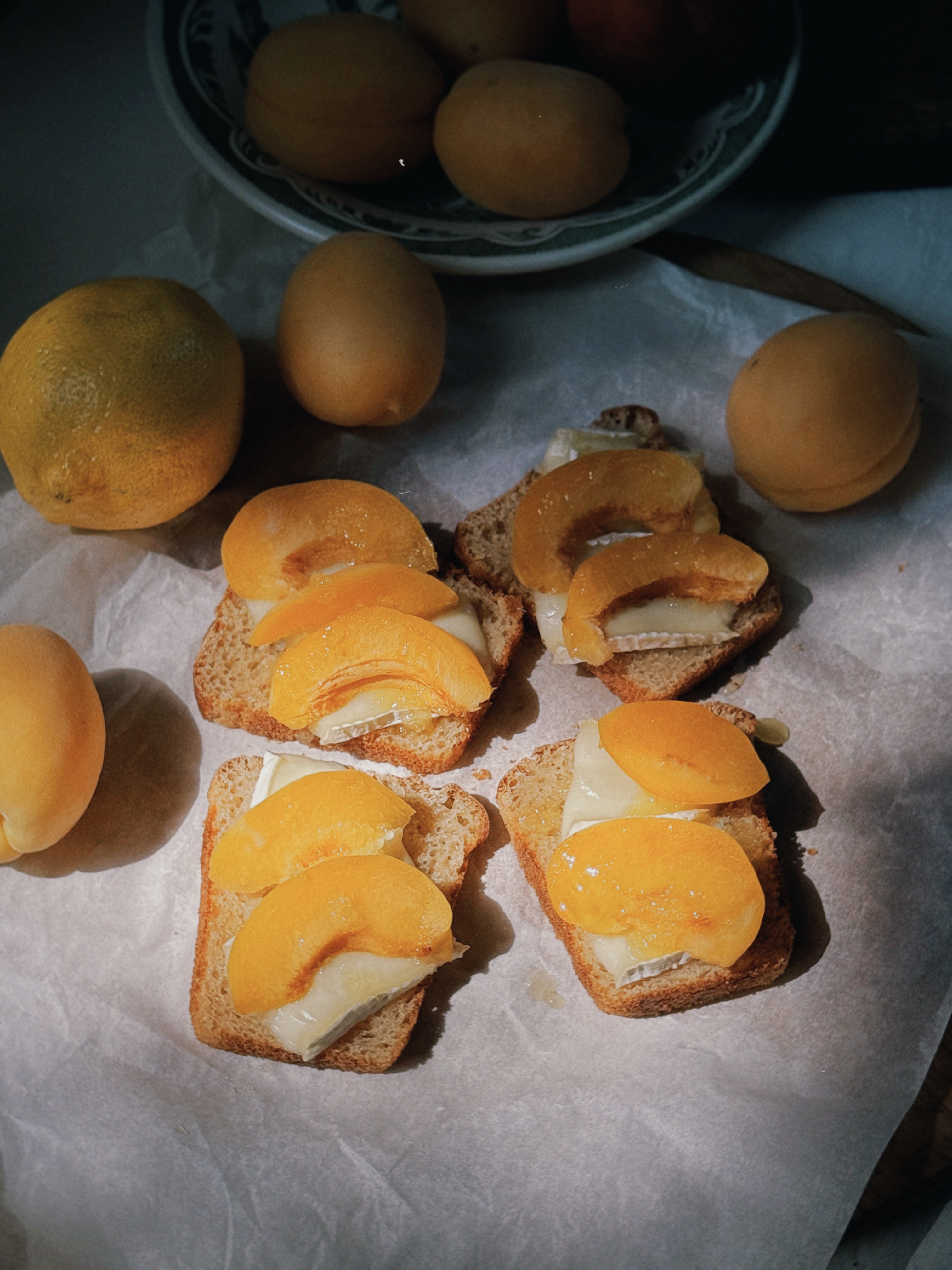 Гарячі брускети з сиром брі та абрикосом на вівсяному безглютеновому хлібі.